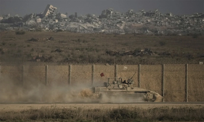 Thiết giáp Israel di chuyển dọc biên giới với Dải Gaza ngày 16/9. Ảnh: AP