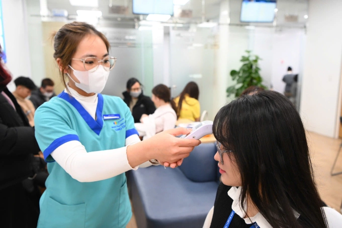 Người dân được thăm khám trước khi tiêm vaccine. Ảnh: Giang Huy