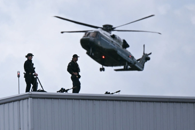 Xạ thủ Mật vụ Mỹ cảnh giới khi trực thăng Marine One chở Tổng thống Donald Trump hạ cánh xuống Teterboro, bang New Jersey ngày 13/7. Ảnh: AFP