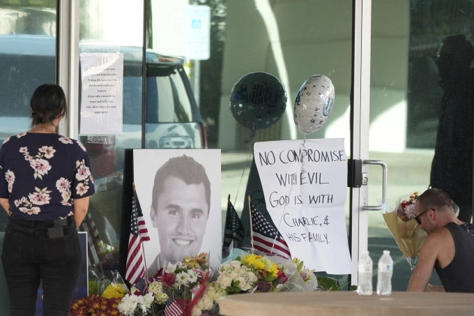 Khu tưởng niệm Charlie Kirk ở trụ sở chính của Turning Point USA tại Phoenix, Arizona ngày 10/9. Ảnh: AP