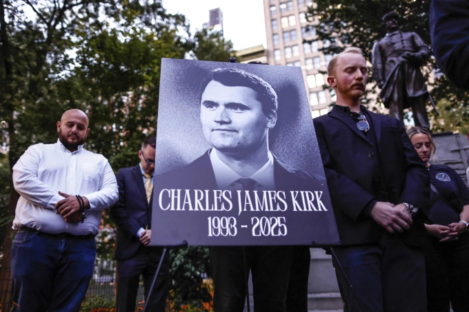 Thành viên Câu lạc bộ Những người Cộng hòa trẻ tuổi New York tưởng nhớ Charlie Kirk tại New York, Mỹ ngày 12/9. Ảnh: AP