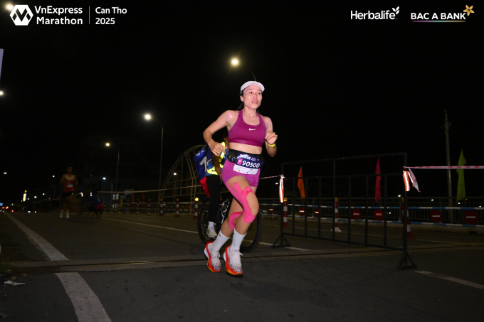 Thu Hà trên đường đua VnExpress Marathon Cần Thơ sáng 14/9. Ảnh: VnExpress Marathon