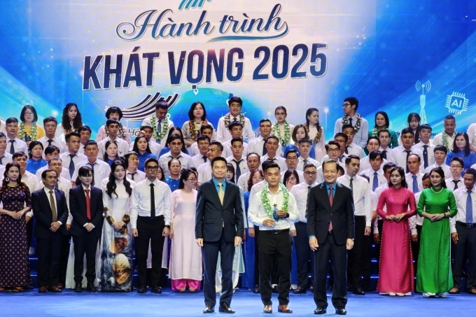 Anh Mai Huy Mạnh - Ban Video, báo VnExpress - một trong 219 người lao động tiêu biểu ngành khoa học và công nghệ được tôn vinh. Báo VnExpress còn có phóng viên Lê Đức Hùng - Ban Thời sự, thường trú tại Hà Tĩnh, được vinh danh năm 2025. Ảnh: Trọng Đạt