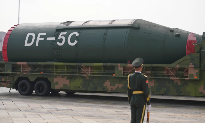 ICBM DF-5C tại lễ duyệt binh của Trung Quốc ở Quảng trường Thiên An Môn tại Bắc Kinh hôm 3/9. Ảnh: AP