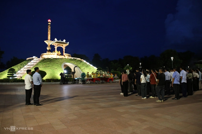 Những người tham dự lễ cúng tưởng niệm các ảnh hùng liệt sĩ. Ảnh: Đắc Thành