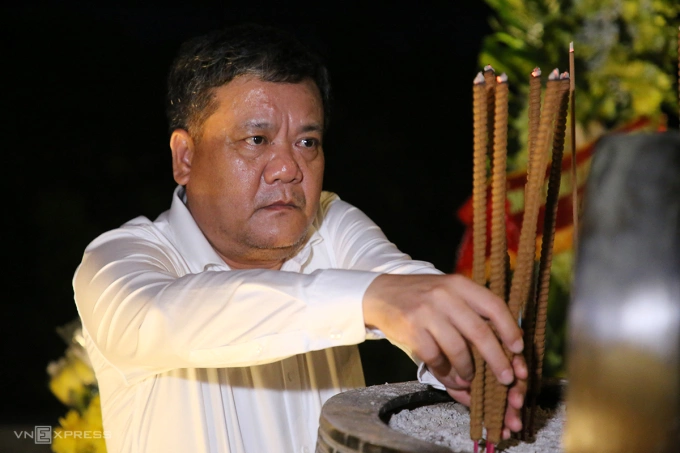 Ông Trần Phong, Chủ tịch tỉnh Quảng Trị dâng hương tại đài tưởng niệm. Ảnh: Đắc Thành
