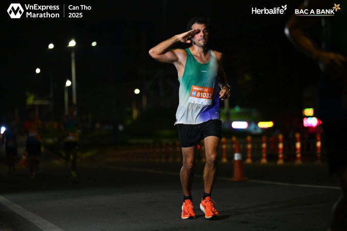 Anthony tạo dáng chào theo phong cách quân đội khi chạy 21 km. Ảnh: VnExpress Marathon