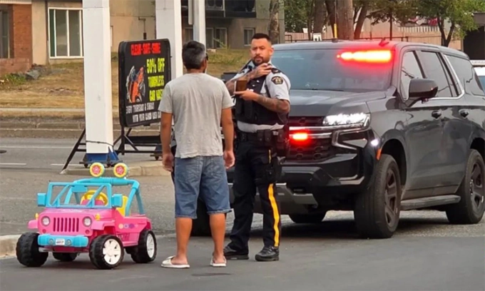 Người đàn ông bị cảnh sát chặn lại khi lái chiếc Jeep đồ chơi ra đường. Ảnh: RCMP