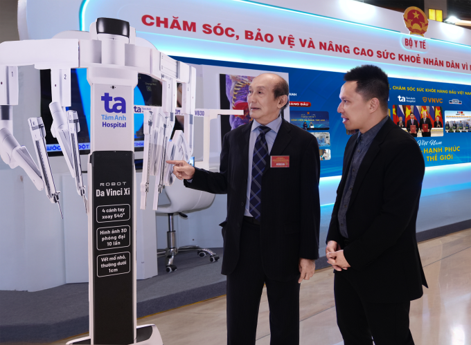 TTƯT.PGS.TS.BS Vũ Lê Chuyên (trái), giới thiệu về tính năng của Robot phẫu thuật Da Vinci Xi. Ảnh: BVĐK Tâm Anh