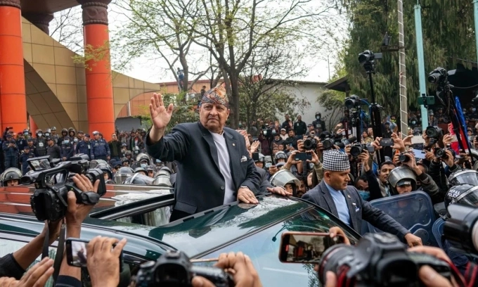Cựu hoàng Nepal Gyanendra Shah vẫy tay khi ông đến sân bay quốc tế Tribhuvan ở Kathmandu hồi tháng 3. Ảnh: AP