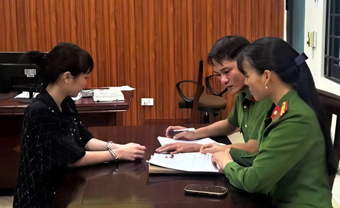 Nghi can Oanh (góc trái), làm việc với cảnh sát. Ảnh: Công an cung cấp