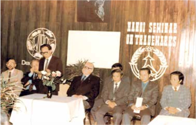 Tháng 12/1984, Tổng Giám đốc Tổ chức Sở hữu trí tuệ thế giới (WIPO) lần đầu tiên sang thăm Việt Nam, gặp gỡ các Lãnh đạo cao cấp của Nhà nước, làm việc với các cơ quan hữu quan và Cục Sáng chế. Ảnh: MST