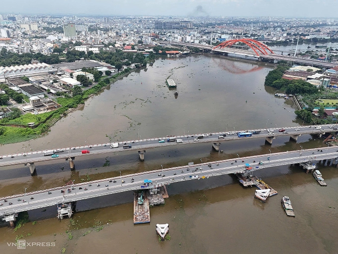 Cầu Bình Triệu 1 (phía trước) đang được thi công nâng tĩnh không, tháng 9/2025. Ảnh: Giang Anh