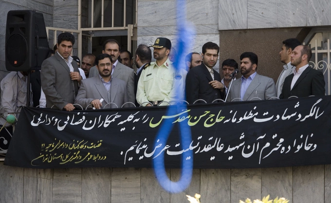 Giới chức theo dõi một vụ hành hình sắp diễn ra tại Tehran, Iran hồi năm 2007. Ảnh: Reuters