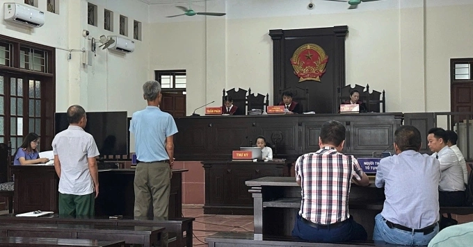 Hai bị cáo (đứng) tại phiên tòa 16/9. Ảnh: Danh Lam