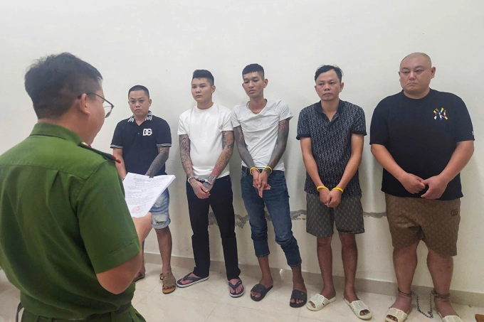Năm nghi phạm liên quan vụ việc đang bị tạm giữ, trong đó Jin Jun đứng ngoài cùng, bên phải. Ảnh: Công an cung cấp