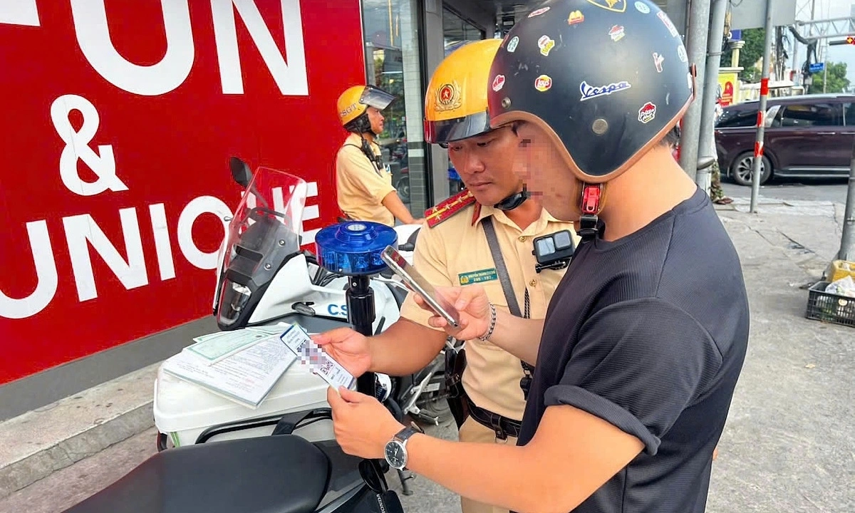 Người dân TP HCM đóng tiền phạt giao thông qua mã QR code