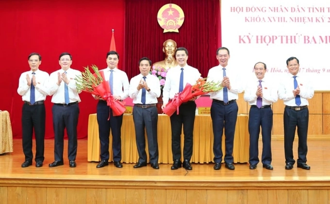 Lãnh đạo tỉnh Thanh Hoá tặng hoa chúc mừng ông Nguyễn Hoài Anh (thứ ba từ trái sang), chiều 17/9. Ảnh: Lam Sơn