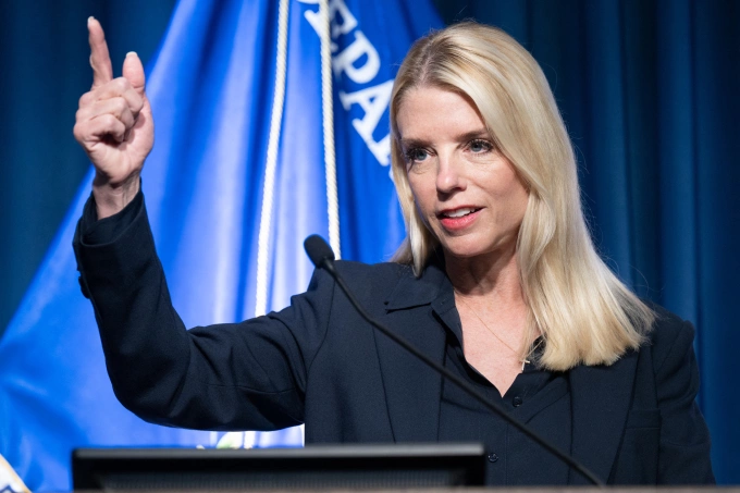 Bộ trưởng Tư pháp Mỹ Pam Bondi phát biểu tại Nhà Trắng ngày 15/7. Ảnh: AFP