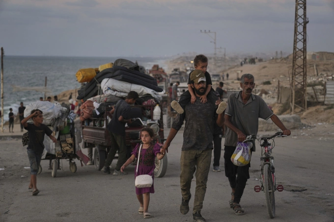 Người dân Palestine sơ tán về phía nam khi Israel dội bom xuống Gaza City hôm 16/9. Ảnh: AP