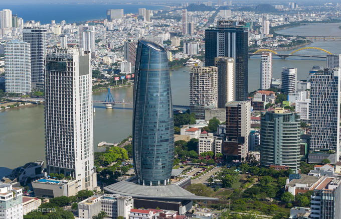 Một góc đô thị mang nhiều công trình đặc trưng của thành phố Đà Nẵng, như tòa nhà Trung tâm hành chính, cầu quay sông Hàn, cầu Rồng. Ảnh: Nguyễn Đông