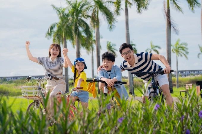 Gia đình thư giãn, kết nối với mảng xanh tại các dự án. Ảnh: Nam Long