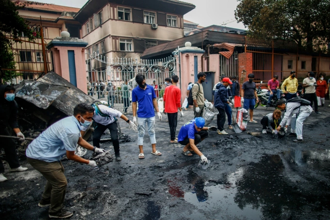 Người trẻ Nepal dọn dẹp đoạn đường trước trụ sở Tòa án Tối cao ở thủ đô Kathmandu ngày 10/9. Ảnh: Reuters