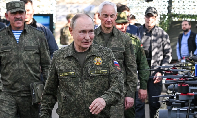 Tổng thống Nga Vladimir Putin thị sát tập trận chung Zapad-2025 tại thao trường ở tỉnh Nizhny Novgorod hôm 16/9. Ảnh: AFP