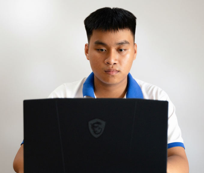 Nguyễn Trường Sơn, thủ khoa trường Sỹ quan Chính trị, Kỳ thi PTTH Quốc gia 2025, học tập trên laptop dùng RTX 5050. Ảnh: NVCC