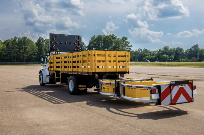 Xe có trang bị Truck Mounted Attenuator tại Mỹ. Ảnh: LedWell