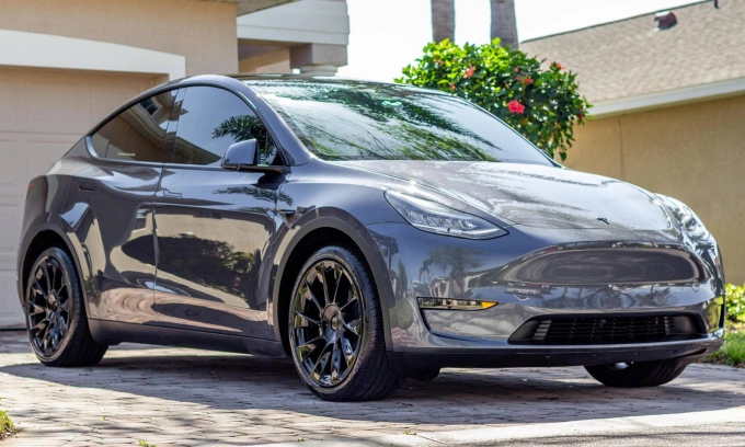 Một chiếc Tesla Model Y 2021 trước cửa một ngôi nhà ở Mỹ. Ảnh: Cars & Bids