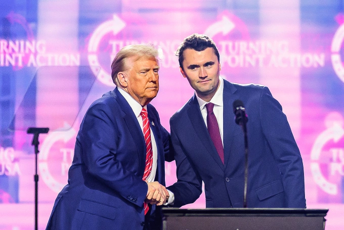 Tổng thống Donald Trump (trái) và nhà hoạt động bảo thủ Charlie Kirk tại Phoenix, bang Arizona tháng 12/2024. Ảnh: AFP