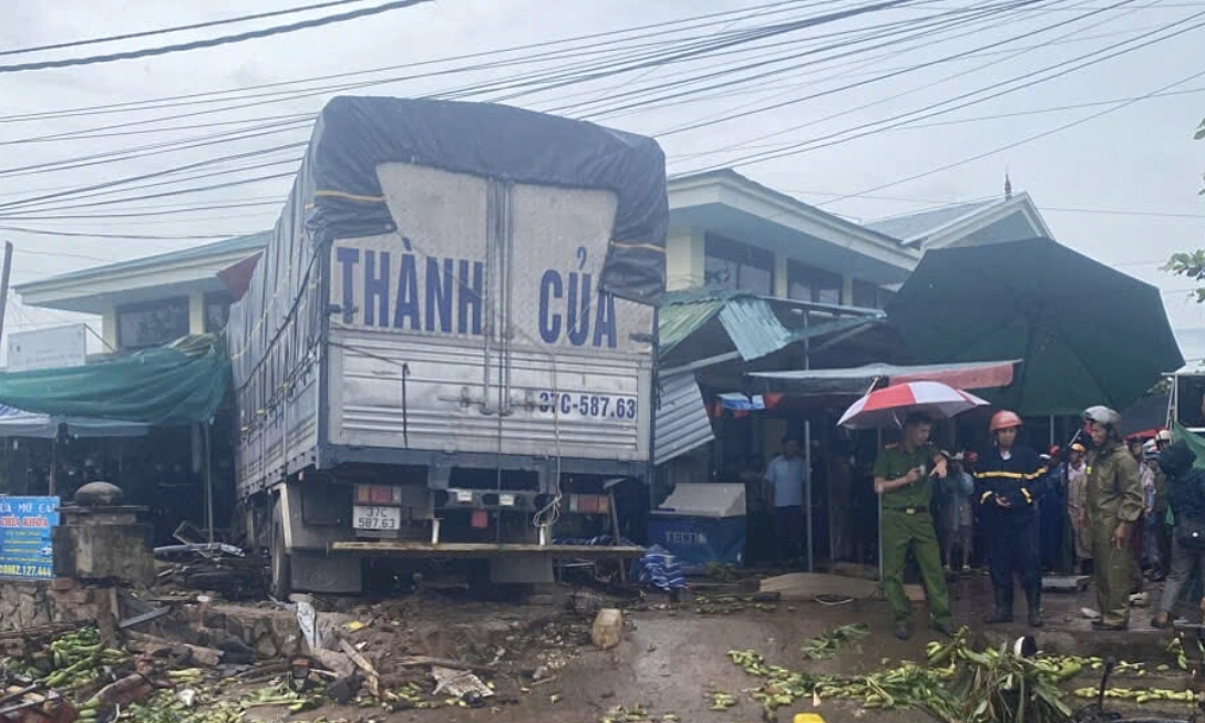 Xe tải lao vào chợ, ba người chết