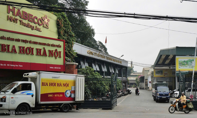 Nhà máy Bia Hà Nội tại 183 Hoàng Hoa Thám, phường Ngọc Hà có diện tích hơn 52.000 m2, đang hoạt động sản xuất và trưng bày sản phẩm. Ảnh: Ngọc Thành