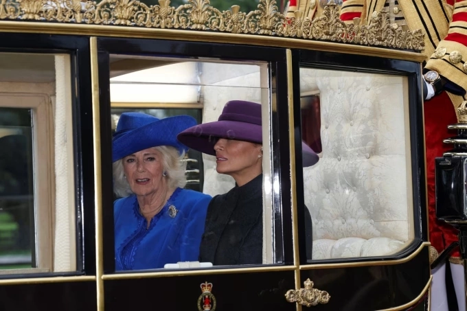 Hoàng hậu Camilla và Đệ nhất phu nhân Mỹ Melania ngồi cùng xe ngựa. Ảnh: Reuters
