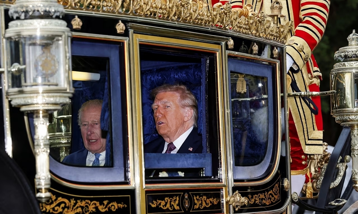 Vua Anh dùng xe ngựa hoàng gia đón ông Trump