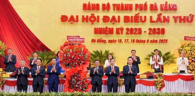 Thường trực Ban Bí thư Trần Cẩm Tú tặng hoa chúc mừng Đại hội Đảng bộ TP Đà Nẵng, sáng 17/9. Ảnh: Nguyễn Đông