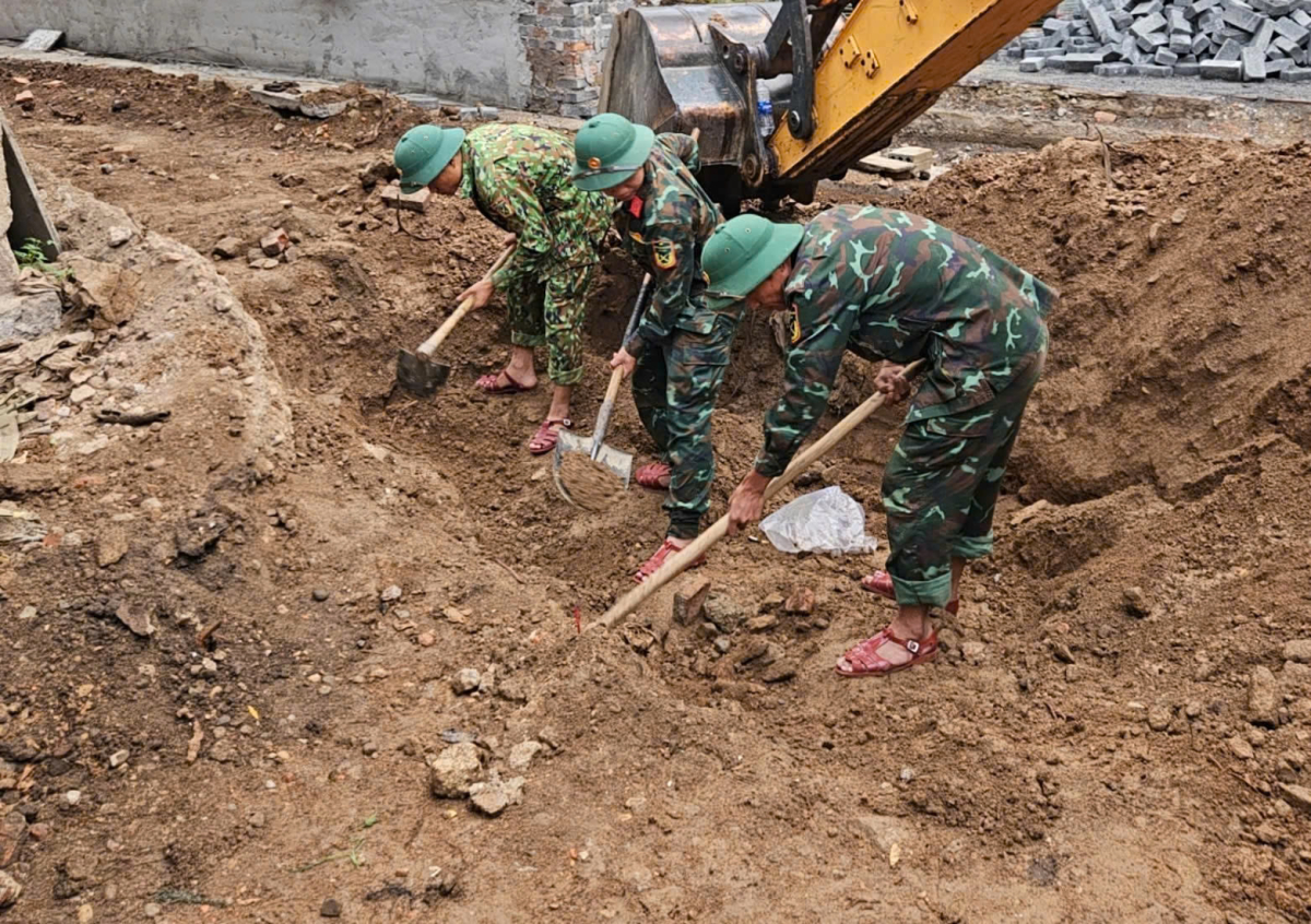 Tìm thấy hai hài cốt liệt sĩ ở trường Bồ Đề