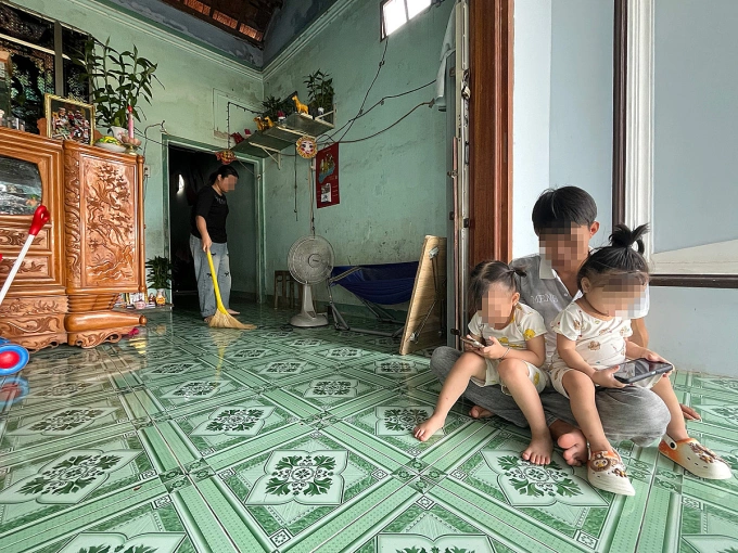 Trần Huỳnh Kiệt cùng vợ và hai con nhỏ tại căn nhà thuê ở phường Ninh Hòa. Ảnh: Hoàng Sao Mai