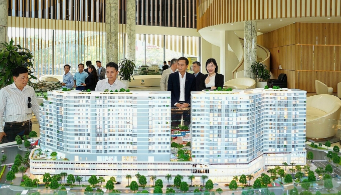 Người mua nhà tìm hiểu tại một dự án chung cư ở TP HCM. Ảnh: Phương Uyên