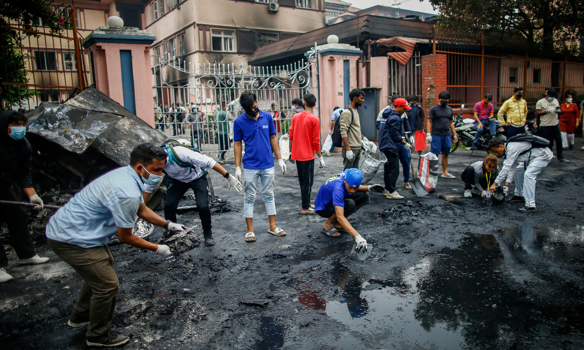 Thanh niên Nepal khắc phục hậu quả đốt phá sau biểu tình