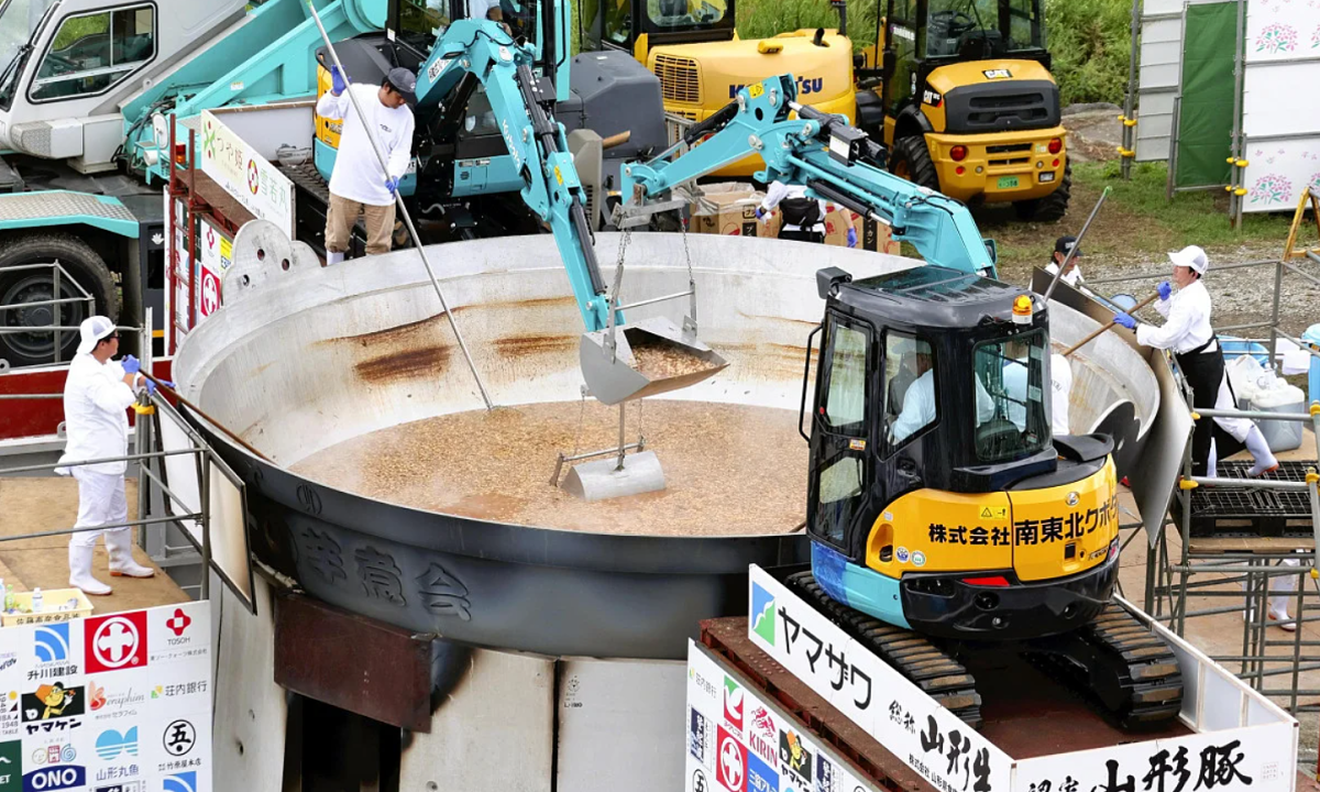 Dùng máy xúc khuấy nồi canh khoai sọ khổng lồ