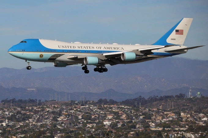 Chuyên cơ Không lực Một tại Los Angeles, California, hôm 24/1. Ảnh: Reuters