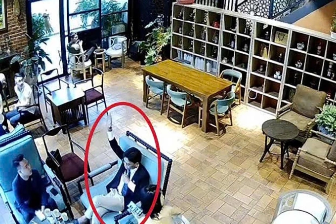 Hình ảnh người đàn ông giơ tay ra hiệu bị camera an ninh ghi lại. Ảnh:Cắt từ video