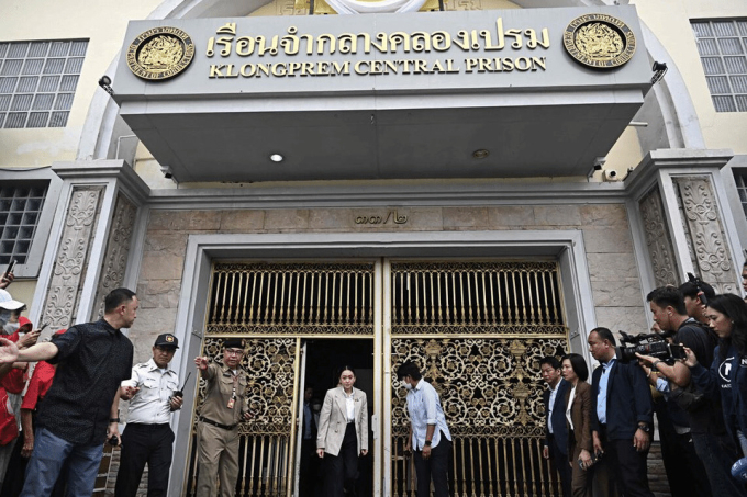 Bà Paetongtarn Shinawatra (giữa) rời nhà tù Klong Prem ở Bangkok sau khi thăm bố ngày 15/9. Ảnh: AFP