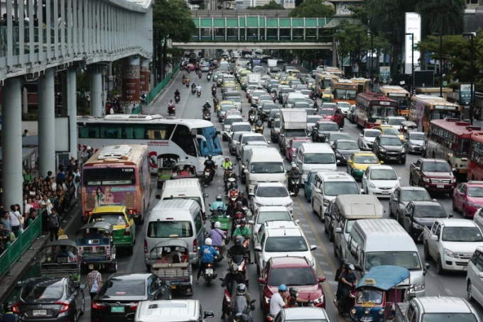 Một số xe máy vẫn chen qua làn ôtô trong giờ cao điểm tại Bangkok. Ảnh: BangkokPost