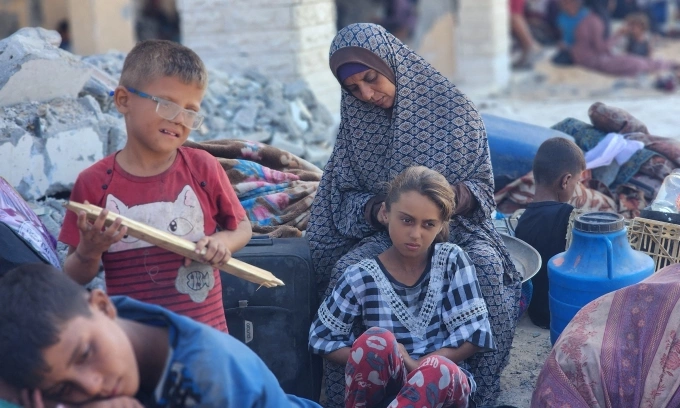 Những người dân buộc phải sơ tán khỏi Gaza City trú ẩn tại một khu lán trại ở Khan Younis, phía nam Dải Gaza, ngày 17/9. Ảnh: AFP