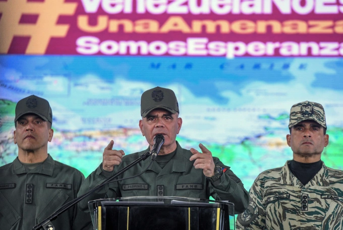 Bộ trưởng Quốc phòng Venezuela Vladimir Padrino Lopez (giữa) phát biểu tại Caracas ngày 27/8. Ảnh: AFP