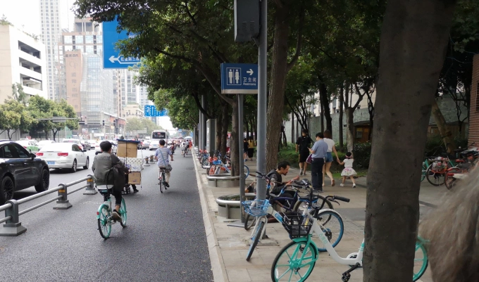 Dải phân cách cứng giữa làn xe hai bánh và ôtô tại thành phố Thành Đô. Ảnh: ViewpointVancouver