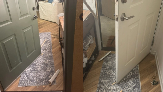 Cửa một căn hộ ở Aliso Viejo bị đạp tung. Ảnh: KTLA 5